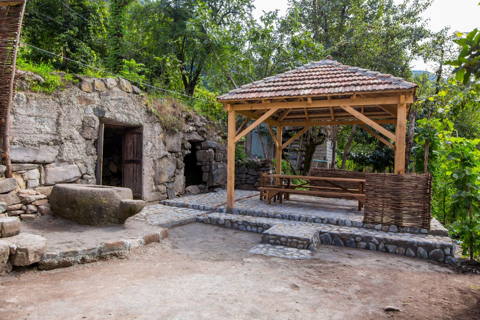 სოფლის ეზო ქვის მარნითა და ფანჩატურით